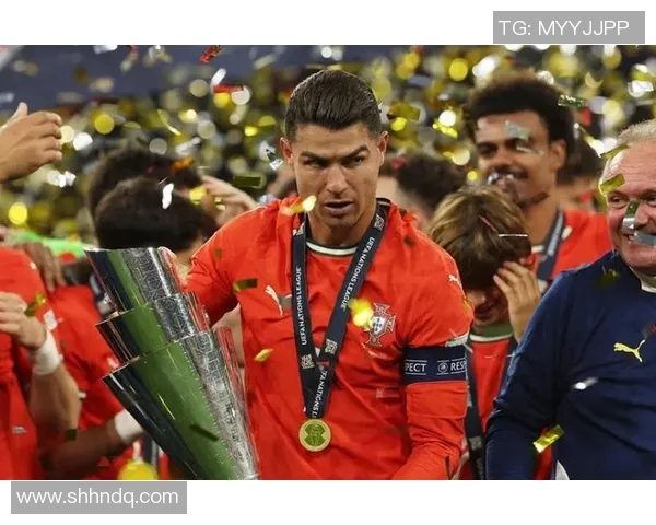 白发中分的足球明星如何在绿茵场上书写传奇人生与不老传说